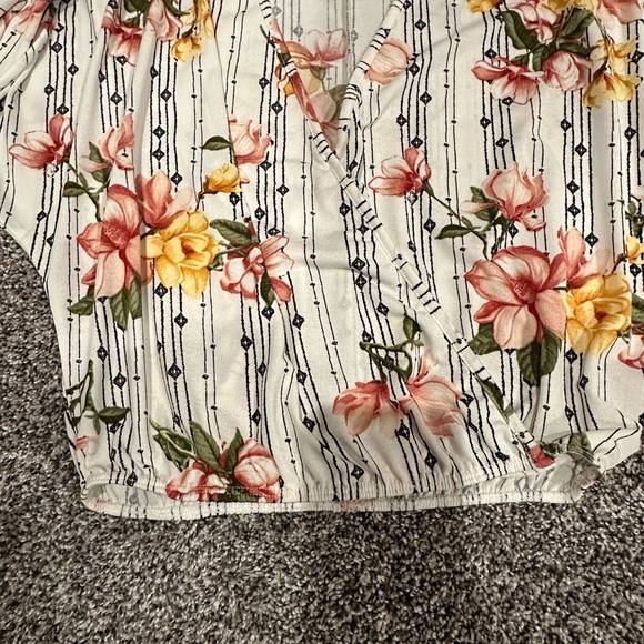 Daytrip XS women’s v neck floral  light cream base. Like new. Worn twice. - Picture 3 of 6